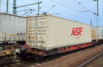 containertragwagen/489073/containertragwagen-der-db-mit-der-nr Containertragwagen der DB mit der Nr. 31 TEN 80 D-DB 4522 324-1 Sgkkms 698 beladen mit einem NSR Container, einem indischen Intermodal Logistiker, 03.04.16 Bhf. Flughafen Berlin-Schönefeld.