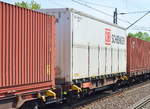 containertragwagen/583948/db-containertragwagen-mit-der-nr-25 DB Containertragwagen mit der Nr. 25 RIV 80 D-BTSK 4435 047-2 Lgns 583 mit interessantem hochwandigem Spezialbehältnis/Container? von DB SCHENKER beladen am 23.05.17 Berlin-Hohenschönhausen. 