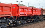 Ein wie neu aussehender roter Schüttgutkippwagen der DB SCHENKER RAIL ROMANIA SRL mit der Nr.