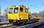 DB Bahnbau Gruppe GmbH mit ihrem (IFO)  Instandhaltungsfahrzeug für Oberleitungen von Plasser & Theurer ( D-DB 99 80 9136 009-4 ) am 18.02.25 Höhe Bahnhof Magdeburg-Neustadt.