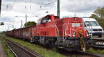 DB Cargo AG, Mainz [D] mit ihrer Voith Gravita 10 BB  261 084-8  (NVR:  92 80 1261 084-8 D-DB ) und einigen Drehgestell-Hochbordwagen am 11.09.25 Höhe Bahnhof Magdeburg-Neustadt.