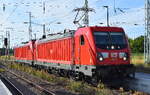 DB Cargo AG, Mainz [D] mit ihrer   187 110  [NVR-Nummer: 91 80 6187 110-2 D-DB] mit   187 113  [NVR-Nummer: 91 80 6187 113-6 D-DB] am Haken am 22.06.26 Durchfahrt Bahnhof Falkenberg (Elster).