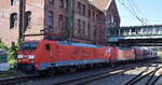 DB Cargo AG, Mainz [D] mit der Doppeltraktion  189 018-5  [NVR-Nummer: 91 80 6189 018-5 D-DB] +   152 087-3  [NVR-Nummer: 91 80 6152 087-3 D-DB] verl�sst mit einem Sch�ttgutwagenzug den Hamburger Hafen am 03.08.26 H�he Bahnhof Hamburg-Harburg.