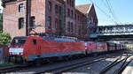 DB Cargo AG, Mainz [D] mit der Doppeltraktion  189 034-2  [NVR-Nummer: 91 80 6189 034-2 D-DB] +  189 039-1  [NVR-Nummer: 91 80 6189 039-1 D-DB] verl�sst mit einem Sch�ttgutwagenzug den Hamburger Hafen am 03.08.26 H�he Bahnhof Hamburg-Harburg.