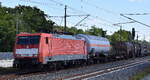 DB Cargo AG, Mainz [D] mit ihrer  189 069-8  [NVR-Nummer: 91 80 6189 069-8 D-DB] und einem gemischten G�terzug am 25.08.26 H�he Bahnhof Gl�wen.