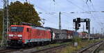 DB Cargo AG, Mainz [D] mit ihrer   189 017-7  [NVR-Nummer: 91 80 6189 017-7 D-DB] und einem gemischten G�terzug am 29.10.26 H�he Bahnhof Magdeburg Neustadt.
