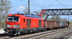 DB Cargo AG, Mainz [D] mit ihrer Vectron Dual Mode Light  249 023  [NVR-Nummer: 90 80 2249 023-3 D-DB] und einigen Übergabe Güterwagen  Richtung Rbf.