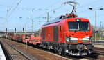 DB Cargo AG, Mainz [D] mit der nagelneuen Vectron Dual Mode Light '249 044' [NVR-Nummer: 90 80 2249 044-9 D-DB] und einem gemischten Güterzug (Übergabezug? Seddin) am 16.04.25 Höhe Bahnhof Schönefeld b. Berlin.