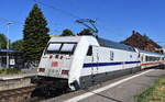 DB Fernverkehr AG [D] mit ihrer  101 057-8  Ganzreklame  Bahn für Europa  [NVR-Nummer: 91 80 6101 057-8 D-DB] als Schublok eines IC Richtung Hamburg-Altona am 20.05.25 im Bahnhof Hamburg-Harburg.