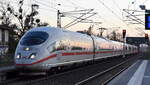 DB Fernverkehr AG, Frankfurt (Main) mit ihrem ICE 3 'Tz 324', Taufname: 'Fürth' (NVR: '93 80 5403 024-3 D-DB------') am 06.11.25 Durchfahrt Bahnhof Roßlau (Elbe).