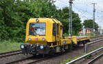 DB Netz Instandhaltung mit ihrem GAF 100 R/A  741 228  (NVR:  99 80 9420 102-2 D-DBMP ) + Flachwagen mit Arbeitsger�t am 22.05.26 H�he Berlin-Karlshorst.