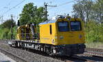 DB InfraGO AG, Fahrzeugnutzer DB Netz AG, Maschinenpool Berlin mit ihrem GAF  746 012  (99 80 9110 012-8 D-DBMP  mit einem Drehgestell-Flachwagen am Haken am 29.04.25 Höhe Bahnhof Saarmund.