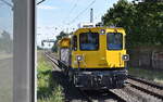 DB InfraGO AG, Fahrzeugnutzer DB Netz Instandhaltung mit ihrem  P&T GAF Gleisarbeitsfahrzeug mit Kran  746 017  (NVR:  99 80 9 110 017-7 D-DBMP ) am 07.08.25 Durchfahrt S-Bahnhof Dedensen/​Gümmer.