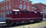 DB Museum, N�rnberg, Fahrzeugnutzer: Standort Halle (Saale) mit ihrer  243 002-3  (NVR:  91 80 6143 002-4 D-DB ) wohl um Tz auf der BR 143 zu schulen, stand einige Zeit im Bahnhof Dessau Hbf., 27.05.26