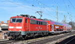 DB Regio AG - Region NRW, Fahrzeugnutzer: DB Gebrauchtzug mit der  111 096 , Name:  Charlotte  (NVR:  91 80 6111 096-4 D-DB ) und zwei DB Gebrauchtzug Regio Doppelstockwagen am Haken am 03.03.26