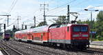 DB Regio AG - Region Nordost, Fahrzeugnutzer: Regionalbereich Mecklenburg-Vorpommern, Schwerin mit ihrer '114 114' (NVR: '91 80 6112 114-4 D-DB') und DB Regio Doppelstocksteuerwageneinheit auf Dienstfahrt am 01.09.25 Höhe Bahnhof Schönefeld ...