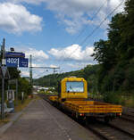 Der Rottenwagen/Gleiskraftwagen mit Ladekran SKL 26 LK - 26.1.034  Caroline  der Sendogan Bahndienste GmbH (Recklinghausen), ex DR/DB 26.1.034, fährt am 23 August 2025, mit je einem vorangestellten und angehangenen Gleiskraftwagenanhänger, durch den Bahnhof Scheuerfeld/Sieg in Richtung Köln. 

Der Gleiskraftwagen SKL 26 LK wurde 1992 von der Deutschen Reichbahn Gleisbaumechanik Brandenburg (heute GBM Gleisbaumechanik Brandenburg/H. GmbH) unter der Fahrgestell-Nr. 26.1.034 (Bauart 261) gebaut. Zum 01.01.1994 ging er zur DB AG als DB 26.1.034 über. Vermutlich Anfang 2020 ging er an die Sendogan Bahndienste GmbH.

Die letzte rein  ostdeutsche  Entwicklung eines Schwerkleinwagens war der SKL 26 LK. Das ab 1991 bei dem DR-Werk für Gleisbaumechanik (GBM) in Brandenburg (Havel) gebaute Fahrzeug war deutlich moderner als die bisherigen ost- und westdeutschen Fahrzeuge. Die Öffnung der DDR und die darauffolgende Wiedervereinigung erschlossen neue Beschaffungswege, so dass die Motoren und Getriebe in Westdeutschland bzw. im westeuropäischen Ausland bezogen wurden.

Das Fahrzeug wurde fast komplett neu konstruiert und hat nur geringe Ähnlichkeiten mit seiner Vorgängerbauart SKL 25. Die auffälligste Neuerung gegenüber seinem Vorgänger ist das neu entwickelte Führerhaus, das neben technischen Neuerungen ein deutlich moderneres Aussehen, größere Fensterflächen und Schiebetüren statt der zuvor verwendeten Klapptüren aufweist. Durch die Wiedervereinigung war es der DR nun auch möglich, Motoren, Getriebe und Ladekräne von Herstellern zu beziehen, die nicht in der DDR vertreten waren. So wurden neben Atlas-Kranen auch Motoren von MAN und Deutz eingebaut, die im SKL 26 verbauten Getriebe stammen von ZF und Clark. Im Gegensatz zum SKL 25 wurde keine Variante ohne Ladekran mehr angeboten. 

Die Höchstgeschwindigkeit beträgt 80 km/h und damit deutlich mehr als bei der Vorgängerbauart. Diese Anhebung war nötig, da die regulären Zuggeschwindigkeiten ebenfalls angestiegen waren und die älteren SKL somit eine Behinderung auf regulär befahrenen Strecken darstellten.

Die möglichen Kombinationen aus Motor und Getriebe führten zu vier Bauarten des SKL 26, die durch die Betriebsnummer unterschieden wurden: Die Bauartnummer 26 bezeichnet Fahrzeuge mit Deutz-Motoren (Deutz F6L413F), die Bauartnummer 29 diejenigen mit MAN-Motoren. Die anschließende Ziffer unterscheidet zwischen den Getrieben der Firmen ZF (26.1 bzw. 29.1) und Clark (26.2 bzw. 29.2). Trotz dieser Unterscheidungen ist die laufende Nummer der Fahrzeuge eindeutig.

Aus dem SKL 26 wurde 1994 die sehr erfolgreiche GAF-Baureihe entwickelt, die abweichend zu den bisherigen Nebenfahrzeugen über reguläre Zug- und Stoßeinrichtungen verfügt. Die Produktion des SKL 26 wurde daraufhin im folgenden Jahr eingestellt.

TECHNISCHE DATEN:
Gebaute Stückzahl: über 80
Spurweite:  1.435 mm (Normalspur)
Achsformel:  B
Länge über Kupplung:  7.780 mm 
Höhe: 3.310 mm
Breite: 2.600 mm
Achsabstand: 4.800 mm
Treibraddurchmesser:  750 mm
Leergewicht: 12.500 kg
Nutzlast: 5.000 kg
Zul. Anhängelast: 40 t
Höchstgeschwindigkeit: 80 km/h
Installierte Leistung: 118 kW (160 PS)
Motorentyp: Deutz F6L413F (Serie 29 mit MAN Dieselmotor)
Motorbauart: Luftgekühlter V6-Zylinder-Dieselmotor mit Turboaufladung
Bremse: indirekte Druckluft-Klotzbremse, Federspeicherbremse
Kupplungstyp: Mittelpuffer-Nebenfahrzeugkupplung (Rockinger Kupplung)
Zur Mitfahrt zugel. Personenanzahl: 6
