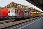 Die SBB Re 4/4 II 11344 (Re 420 344-4 / UIC 91 85 4420 344-4 CH SBBC) mit einer Gleisbaumaschine die auf den Namen  Hummel  h�rt.