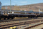 Drehgestellflachwagen für Schwellen 37 80 4726 011-2 D-BBL (P)  der Gattung Slps ein Privatwagen der BBL Logistik GmbH am 24.03.2021 im Zugverband bei der Durchfahrt Richtung Köln auf der