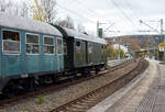Der dreiachsige Dienstwagen D-EFSK 75 80 93-25 016-2, Gattung D3, der Eisenbahnfreunde Treysa e.V, ex DB 8416 Ksl Dienst 3yg (B3yg), am 02 November 2024 im Zugverband (Zugschluss) eines Dampfpendelzugs bei einer Zugdurchfahrt in Kirchen/Sieg. 

Der Dienstwagen wurde 1954 im Aw Karlsruhe aus einem Länderwagen umgebaut. Der Wagen wird als Dienstgutwagen für Materialien und Betriebsstoffe genutzt (Dampflokbegleitwagen). für das Lokpersonal sind Schlaf Möglichkeiten vorhanden.

TECHNISCHE DATEN:
Spurweite: 1.435 mm
Länge über Puffer: 13.300 mm
Gesamtradstand: 7.900 mm 
Eigengewicht: 18 t
Höchstgeschwindigkeit: 100 km/h