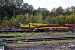 Der 150 t Gleis- und Eisenbahndrehkran (EDK) KIROW Multi Tasker KRC 1200, D-HGUI 99 80 9419 041-5 „IDEFIX“ der HERING Bahnbau GmbH in Burbach-Holzhausen, ist am 19 Oktober 2025 im Rbf