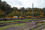 Der 150 t Gleis- und Eisenbahndrehkran (EDK) KIROW Multi Tasker KRC 1200, D-HGUI 99 80 9419 041-5 „IDEFIX“ der HERING Bahnbau GmbH in Burbach-Holzhausen, ist am 19 Oktober 2025 im Rbf