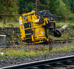   Nach der erledigten Arbeit ist der BSB Baggeranbausauger für den Tief- und Gleisbau „tinbin TC2“ der KAF Falkenhahn Bau AG (Kreuztal) am 12.10.2020 in Herdorf neben dem Gleis