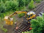   Wie einfach man Schotter zwischen den Schwellen heraus bekommt - Mit Saugbagger  Saugstar   an Liebherr Mobilbagger A 900 C ZW der KAF Falkenhahn (Kreuztal) am 05.07.2012 in Betzdorf (Sieg) im