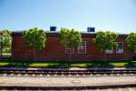 Der Seitenansicht vom Lokschuppen der Mecklenburgischen Bäderbahn Molli GmbH (MBB) im Ostseebad Kühlungsborn West, hier am 15 Mai 2022.