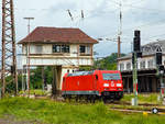  Die DB Cargo 185 351-4 am 02.06.2018 in Kreuztal auf Rangierfahrt zum Gbf Kreuztal.