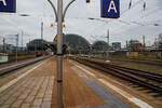 Der Hauptbahnhof Dresden am 06.12.2022, Blick auf die Westseite (Blickrichtung osten) vom Bahnsteig 10/11 (Mittelhalle).