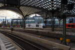 Die 248 059 alias DM4003 (90 80 2248 059-8 D-RHC), eine SIEMENS Vectron Dual Mode, der RheinCargo fährt am Morgen des 21 Oktober 2025, auf Tfzf (Triebfahrzeugfahrt) durch den Hauptbahnhof
