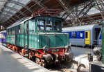 Die E 04 01 (ex DR  204 001-2, ex DRG E 04 01) ausgestellt im Leipziger Hauptbahnhof auf dem Museumsgleis bzw.