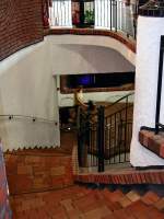 Im Empfangsgeb�ude vom Hundertwasser-Bahnhof Uelzen am 20.08.2003, Blick die Treppe  hinab vom OG zum EG.