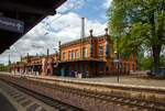 Hundertwasser-Bahnhof Uelzen und das Empfangsgeb�ude von der Gleisseite (Gleis 103) am 14.05.2022.

Der Bahnhof Uelzen ist ein Kreuzungsbahnhof in Uelzen am Ostrand der L�neburger Heide im Nordosten Niedersachsens. Das urspr�ngliche Empfangsgeb�ude wurde im Zuge eines Expo 2000-Projektes nach den Pl�nen des �sterreichischen K�nstlers Friedensreich Hundertwasser (Wien) umgebaut. Der Bahnhof wird als „Umwelt- und Kulturbahnhof“ unter dem Namen Hundertwasser-Bahnhof Uelzen vermarktet und ist heute eine Touristenattraktion der Stadt. 

Leider hat auch hier die Corona Pandemie ihre Spuren hiterlassen, als wir 2003 dort waren war es ein sehr lebendiger Bahnhof.