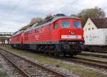 DB: Beim Lindauer G�terbahnhof warteten die 232 589-2 und 23262-6 am 30. Oktober 2014 auf den n�chsten Einsatz. 
Foto: Walter Ruetsch 