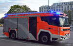 Das vom Hersteller Rosenbauer Elektrische L�sch-und Hilfeleistungsfahrzeug -eLHF- der Berliner Feuerwehr. (Wache Mitte). Das eLHF erm�glicht einen rein elektrischen Fahr- und Nutzbetrieb. Sein Batteriespeicher liefert Strom f�r Einsatzfahrten und den Betrieb der gesamten L�schtechnik auf der Einsatzstelle. Dar�ber hinaus gibt es im Fahrzeug einen Dieselmotor, der als Range Extender den Speicher aufl�dt und ggf. einen dauerhaften Betrieb sicherstellt. Elektrische Reichweite ca. 100 km. Elektrischer Betrieb an der Einsatzstelle 60 bis 90 Minuten, Dauer des dieselelektrischen Betriebs ca. 4 Stunden. Hier im Einsatz am 06.10.26 am Bahnhof Berlin Ostbahnhof.