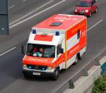 Der Spezial-Bettentransportwagen (BTW) der Berliner Feuerwehr, ein MB Vario 816 D, der bei Transport von Intensivbettentransporten oder vor allem bei massiv bergewichtigen Patienten zum Einsatz