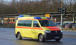 VW Rettungsfahrzeug aus dem Landkreis Oberhavel des Rettungsdienst Oberhavel GmbH am 24.01.18 Berlin-Marzahn.
