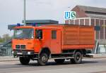 lterer MAN 14.192 LKW mit Pritschenaufbau mit Planeberzug in orange statt dem typischen ROT der Berliner Feuerwehr, 06.05.13 Berlin-Putlitzbrcke.