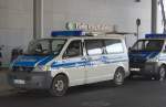 VW Transporter T5 Syncro der Bundespolizei stehen in Bereitschaft am Berliner Hauptbahnhof (DFB Pokalendspiel - Fananreise), 21.05.11