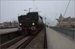 Weihnachtsmarktdampffahrt der Eisenbahnfreunde Zollernbahn.

52 7596 auf der Rheinbrücke in Konstanz. Dezember 2023.