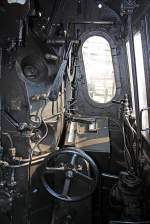 
Am Lokführerstand der DB 82 008 (ex DB 082 008-4) am 23.04.2011 im Südwestfälische Eisenbahnmuseum in Siegen.