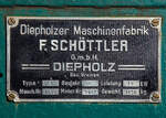 Fabrikschild der DIEMA Feldbahnlok Fabriknummer 1983, vom Typ DL 6, als Denkmallok am beim Wodanstolln in Neunkirchen-Salchendorf (28.10.2021).