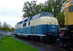 Die ex DB 220 058-2, ex DB V 200 058, am 02.10.2010 im Technik Museum Speyer.

Die V 200.0 wurde 1959 von der Krauss-Maffei AG in M�nchen-Allach unter der Fabriknummer 18567 gebaut. 1990 wurde die Lok durch den Verein Technikmuseum Speyer von der Regentalbahn AG erworben und in Viechtach �u�erlich aufgearbeitet. Dabei erhielt die Lok eine ozeanblau-beige Farbgebung, die sie zuvor nie getragen hatte.
