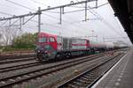 IRP 2106 schleppt ein umgeleiteter Gaskesselwagen zug durch Nijmegen nach venlo �ber die nicht elektrifizierter Maaslinie am 13 November 2021.