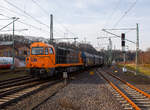 Die KSW 43 (92 80 1273 018-2 D-KSW), die asymmetrische Vossloh G 2000 BB der KSW (Kreisbahn Siegen-Wittgenstein) f�hrt am 09.02.2023, mit ihrem Coilzug (VTG Coilwagen der Gattung Shimmns-ttu), von