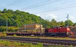 Die 294 880-0 (V90 remotorisiert), der der DB Schenker Rail, ex DB 290 380-5, ex DB 294 380-1, f�hrt am 21.08.2013 zwei Schwerlastwagen f�r Coiltransporte zum Ragierbahnhof in Dillenburg.