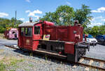 Die ex DB 323 842-5, ex DB Köf 6772, der Westerwälder Eisenbahnfreunde 44 508 e. V., ausgestellt am 07 Juli 2024 beim Erlebnisbahnhof Westerwald in Westerburger der Westerwälder Eisenbahnfreunde 44 508 e. V., hier war Lokschuppenfest.

Diese Köf II wurde 1960 unter der Fabriknummer 13210 bei der Lokfabrik Jung in Jungenthal bei Kirchen/Sieg gebaut und als Köf 6772 an die DB ausgeliefert. Sie war eine der 108 Maschinen der LG II, die im Rahmen der vorletzten Beschaffungsmaßnahme der DB, bei der Lokfabrik Jung-Jungenthal gebaut wurden. Zum 01. Januar 1968 erhielt sie, im Rahmen neuen EDV-Nummern, die Umzeichnung in 323 842-5.

Die 323 842-5 (Jung 13210) war ab 1960 dem BW Wetzlar zugeteilt, ab 1968 wurde das Heimatbetriebswerk das Bw Limburg / Lahn, welches zum 01.12.1991 zur Außenstelle des Bw Gießen wurde. Die Zurückstellung von der Ausbesserung (Z-Stellung) erfolgte am 22. Juli 1996 im Bw Gießen, der am 30.08.1996 die Ausmusterung (Bw Gießen) folgte. Ab 1997 stand die Lok der BSW-Gruppe Koblenz, Ortsgruppe Siershahn zur Verfügung. Nach der Gründung des Vereins Westerwälder Eisenbahnfreunde 44 508 e. V. wurde die Lokomotive im Juli 2002 vom Verein käuflich erworben. Am 29.11.2003 wurde die Maschine per Tieflader zum jetzigen Standort ins Westerburger Museum transportiert. Die Lokomotive ist betriebsfähig und verlässt von Zeit zu Zeit den Lokschuppen mit eigener Kraft.

In den Jahren 1932 - 38 beschaffte die Reichsbahn 887 Lokomotiven dieser Baureihe. Durch die Einwirkungen des Krieges stark dezimiert übernahm die spätere Bundesbahn noch 444 Exemplare und ließ, zwischen 1952 und 1965 noch 731 weitere Maschinen der Leistungsgruppe II neu bauen. Diese splitteten sich in die Baureihen 322, 323 und 324. Loks der BR 322 hatten eine Höchstgeschwindigkeit von 30 km/h, die Loks der BR323 hatten eine Höchstgeschwindigkeit von 45 km/h. Die zahlenmäßig größte Baureihe waren die Kleinloks der Baureihe 323. Dabei wurden ursprünglich zwei Gruppen unterschieden, 323 001 - 323 499 mit Deutz-Motor sowie 323 501 - 323 999 mit Kaelble-Motor. Insgesamt gab es 892 Loks der Baureihe 323.

Der Antrieb erfolgt Dieselhydraulisch, d.h. die Kraftübertragung erfolgt vom Motor auf ein Voith-Turbogetriebe und von diesem über Rollenketten auf die beiden Achsen. Die Hersteller waren Gmeinder, O&K, Krupp, KHD, BMAG, Borsig, Jung und Henschel. Die Baureihe hat ausgedient und ist nur noch vereinzelt in div. Museen anzutreffen.

TECHNISCHE DATEN:
Spurweite: 1435 mm (Normalspur)
Achsfolge : B
Länge über Puffer: 6.450 mm
Achsabstand: 2.500 mm
Treibraddurchmesser: 850 mm (neu)
größte Breite: 3.050 mm
größte Höhe: 2.890 mm
Dienstgewicht: 17 t
Motorenart: wassergekühlter 6-Zylinder- Reihendieselmotor vom Typ Kaelble GN130 s
Leistung: 128 PS (94 kW) bei 1300 U/min.
Motorhubraum: 14,33 Liter (Bohrung 130 mm x 180 mm Hub)
Getriebe: Voith L33U
Höchstgeschwindigkeit: 45 km/h
Anfahrzugkraft: 27,5 kN
Die Kraftübertragung vom Getriebe auf die Achsen erfolgt über Rollenketten.