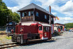 Die ex DB 323 842-5, ex DB Köf 6772, der Westerwälder Eisenbahnfreunde 44 508 e. V., ausgestellt am 07 Juli 2024 beim Erlebnisbahnhof Westerwald in Westerburger der Westerwälder Eisenbahnfreunde 44 508 e. V., hier war Lokschuppenfest.

Diese Köf II wurde 1960 unter der Fabriknummer 13210 bei der Lokfabrik Jung in Jungenthal bei Kirchen/Sieg gebaut und als Köf 6772 an die DB ausgeliefert. Sie war eine der 108 Maschinen der LG II, die im Rahmen der vorletzten Beschaffungsmaßnahme der DB, bei der Lokfabrik Jung-Jungenthal gebaut wurden. Zum 01. Januar 1968 erhielt sie, im Rahmen neuen EDV-Nummern, die Umzeichnung in 323 842-5.

Die 323 842-5 (Jung 13210) war ab 1960 dem BW Wetzlar zugeteilt, ab 1968 wurde das Heimatbetriebswerk das Bw Limburg / Lahn, welches zum 01.12.1991 zur Außenstelle des Bw Gießen wurde. Die Zurückstellung von der Ausbesserung (Z-Stellung) erfolgte am 22. Juli 1996 im Bw Gießen, der am 30.08.1996 die Ausmusterung (Bw Gießen) folgte. Ab 1997 stand die Lok der BSW-Gruppe Koblenz, Ortsgruppe Siershahn zur Verfügung. Nach der Gründung des Vereins Westerwälder Eisenbahnfreunde 44 508 e. V. wurde die Lokomotive im Juli 2002 vom Verein käuflich erworben. Am 29.11.2003 wurde die Maschine per Tieflader zum jetzigen Standort ins Westerburger Museum transportiert. Die Lokomotive ist betriebsfähig und verlässt von Zeit zu Zeit den Lokschuppen mit eigener Kraft.

In den Jahren 1932 - 38 beschaffte die Reichsbahn 887 Lokomotiven dieser Baureihe. Durch die Einwirkungen des Krieges stark dezimiert übernahm die spätere Bundesbahn noch 444 Exemplare und ließ, zwischen 1952 und 1965 noch 731 weitere Maschinen der Leistungsgruppe II neu bauen. Diese splitteten sich in die Baureihen 322, 323 und 324. Loks der BR 322 hatten eine Höchstgeschwindigkeit von 30 km/h, die Loks der BR323 hatten eine Höchstgeschwindigkeit von 45 km/h. Die zahlenmäßig größte Baureihe waren die Kleinloks der Baureihe 323. Dabei wurden ursprünglich zwei Gruppen unterschieden, 323 001 - 323 499 mit Deutz-Motor sowie 323 501 - 323 999 mit Kaelble-Motor. Insgesamt gab es 892 Loks der Baureihe 323.

Der Antrieb erfolgt Dieselhydraulisch, d.h. die Kraftübertragung erfolgt vom Motor auf ein Voith-Turbogetriebe und von diesem über Rollenketten auf die beiden Achsen. Die Hersteller waren Gmeinder, O&K, Krupp, KHD, BMAG, Borsig, Jung und Henschel. Die Baureihe hat ausgedient und ist nur noch vereinzelt in div. Museen anzutreffen.

TECHNISCHE DATEN:
Spurweite: 1435 mm (Normalspur)
Achsfolge : B
Länge über Puffer: 6.450 mm
Achsabstand: 2.500 mm
Treibraddurchmesser: 850 mm (neu)
größte Breite: 3.050 mm
größte Höhe: 2.890 mm
Dienstgewicht: 17 t
Motorenart: wassergekühlter 6-Zylinder- Reihendieselmotor vom Typ Kaelble GN130 s
Leistung: 128 PS (94 kW) bei 1300 U/min.
Motorhubraum: 14,33 Liter (Bohrung 130 mm x 180 mm Hub)
Getriebe: Voith L33U
Höchstgeschwindigkeit: 45 km/h
Anfahrzugkraft: 27,5 kN
Die Kraftübertragung vom Getriebe auf die Achsen erfolgt über Rollenketten.